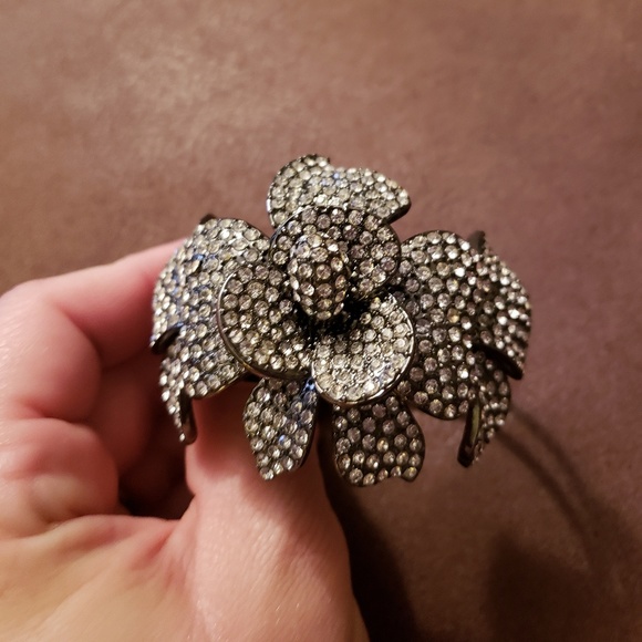 Rose shape crystal bangle - Picture 2 of 5